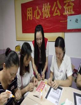 社工在指导组员制作基础卷